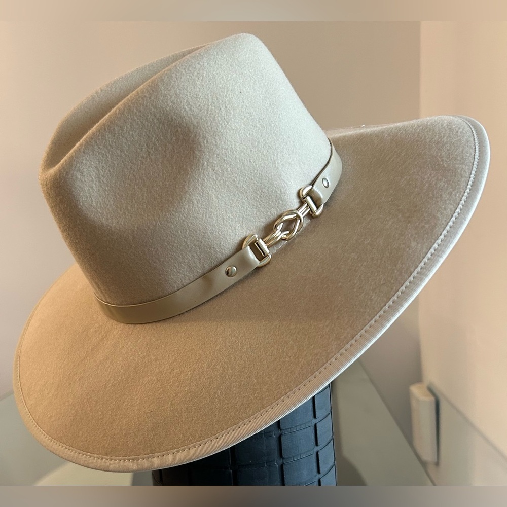 Wide-Brim Cream Felt Fedora with Leather Band and Gold Hardware